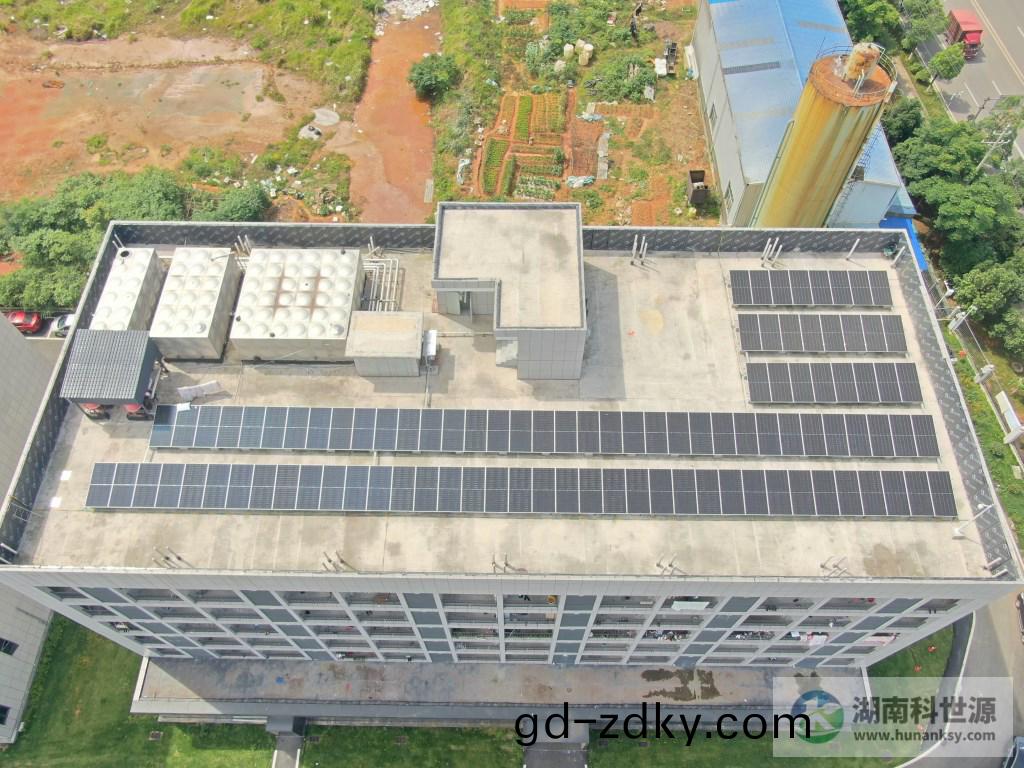 廠房屋頂光(guang)伏髮電(dian)航拍(pai)圖